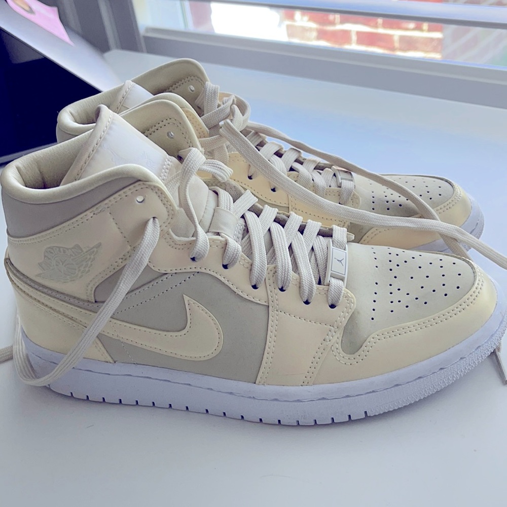 Nike Air Jordan Gold